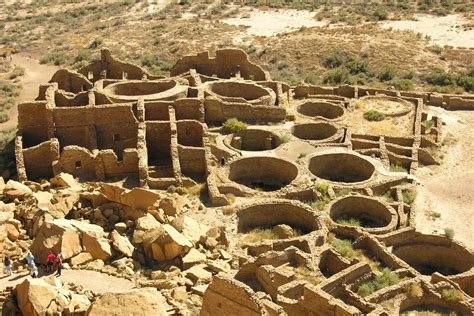 การก่อตั้งเมืองโบราณ Pueblo Bonito; แหล่งรวบรวมอารยธรรมPueblo Ancestralและสถาปัตยกรรมที่โดดเด่นในยุคก่อนคริสต์ศักราช